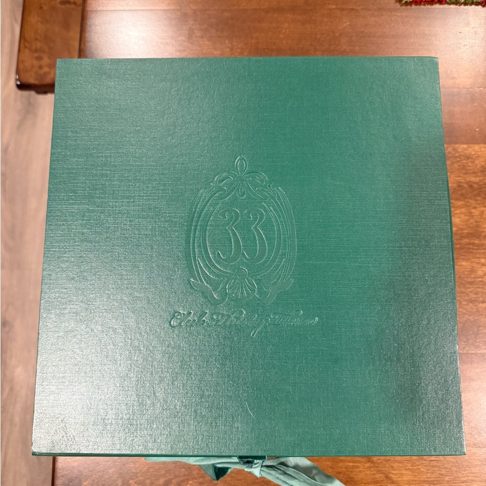 Chic Green Embossed Box - Picture 2 of 5